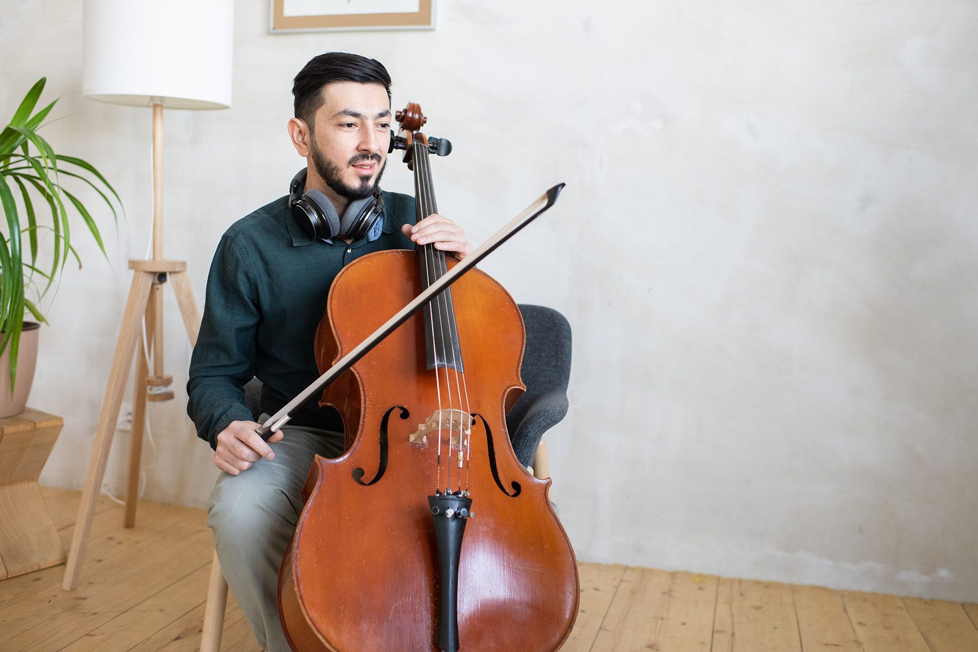 young-confident-teacher-with-cello-explaining-online-audience-how-play-it-2